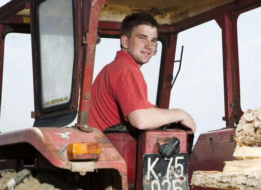 Siegfried – der aufgeweckte Jungbauer, 24, aus Kärnten. Siggi betreibt mit seinen Eltern einen Direktvermarktungsbetrieb und eine Jausenstation. Er ist seit 1 Jahr Single. Bild: ATV