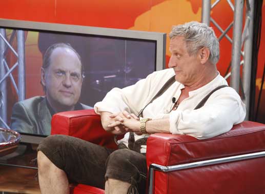 Talkgast Henning Silvester (Konstantin Wecker) reagiert verachtend auf Hansis Bekenntnisse bei "Lottberg Live". Bild: Sender
