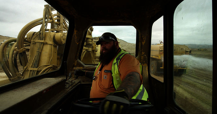 Im San Fernando Valley in den USA arbeiten viele Bagger und Planierraupen daran, Sandberge abzutragen und Erde zu verlagern,um das Gelände einzuebnen. Hier sollen neue Städte entstehen. Bild: Sender / ZDF / Nikolaus Geyrhalter, NGF