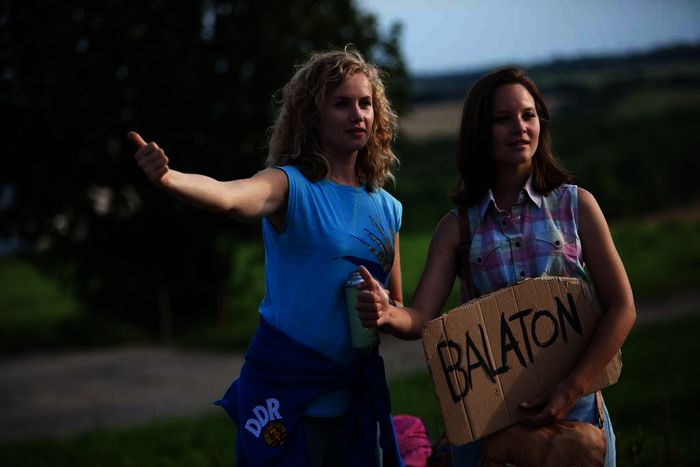 Die beiden Schwestern Catrin Streesemann (Cornelia Gröschel) und Maja Streesemann (Sonja Gerhardt) versuchen per Anhalter zum Balaton zu kommen, wo sie ihren gemeinsamen Urlaub verbringen möchten. Bild: Sender