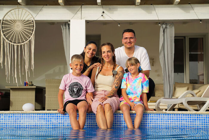Diese Büchners – Familientrubel unter Palmen. Familie Büchner: Vokan, Jenna, Jada, Daniela, Diego, Joelina. Bild: Sender