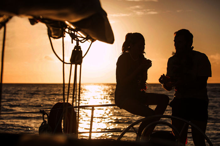 Tami (Shailene Woodley) und Richard (Sam Claflin) genießen die Zeit auf hoher See - bis sie in einen Hurricane geraten. Bild: Sender / ZDF / Courtesy of STXfilms