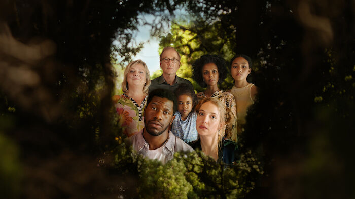 I don't work here: Dawit (Akeem van Flodrop) und Laura (Sina Martens). Hinter ihnen stehen Heidi (Gabriela Maria Schmeide), Walter (Peter Lohmeyer), Fiyori (Lousia Heinricht), Lemlem (Dennenesch Zoud&eacute;) und Armana (Chioma Chukwuani). Bild: Sender / ZDF / Alina Simmelbauer / [M] NEUESUPER. 
