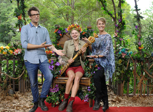 Dschungelkönigin Melanie Müller mit den Moderatoren Sonja Zietlow und Daniel Hartwich. Bild: RTL / Staefan Menn 