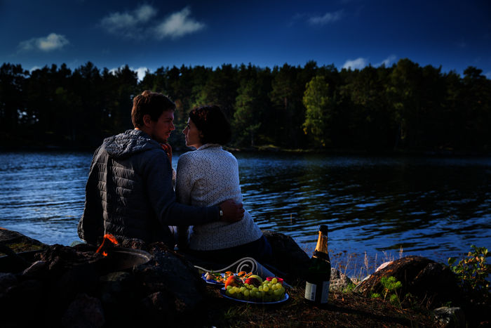 Nach mehreren Anläufen scheint Paul (Constantin Lücke) Erfolg zu haben: Zwischen ihm und Kristina (Liza Tzschirner) beginnt es zu knistern. Bild: Sender / ORF / ZDF / Arvid Uhlig