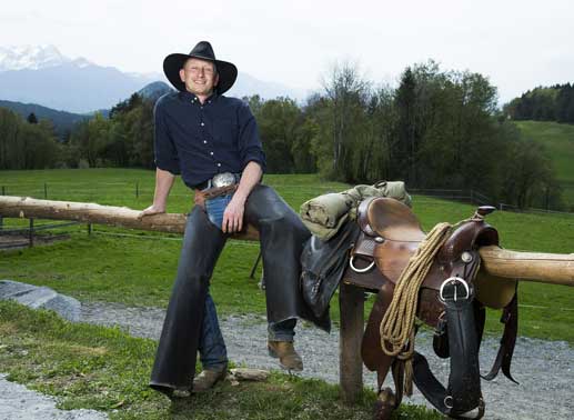 Mike – der coole Cowboy, 35 Jahre aus Kärnten: Der Forstwirt ist seit zwei Jahren Single und hat noch keine Kinder. Er sucht eine Frau, die treu und ehrlich ist, denn aus seiner letzten Beziehung ist er gebrandmarkt. Seine Suche gilt einer Frau mit Ausstrahlung, die lebens- und unternehmungslustig ist. Eine gewisse Sportlichkeit setzt er voraus. Bild: Sender