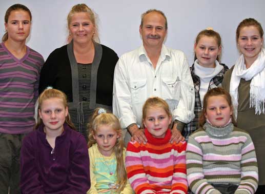 Die Wollnys - Eine schrecklich große Familie! Obere Reihe: Jeremy Pascál, Silvia, Dieter, Sarah Jane, Sarafina. Untere Reihe: Lavinia, Loredana, Estefania, Calantha. Bild: Sender