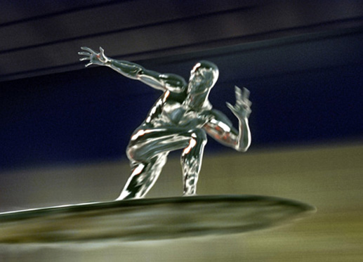 Der galaktische Silver Surfer fliegt wieder. Bild: Sender
