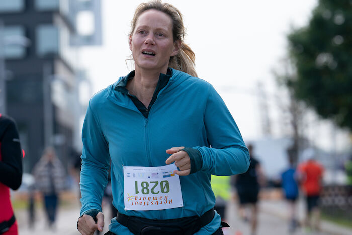 Laufen: Juliane (Anna Schudt) erläuft sich beim Hamburger Herbstlauf ihren ersten eigenen Erfolg nach dem Suizid ihres Lebensgefährten. Bild: Sender / ZDF / Marion von der Mehden