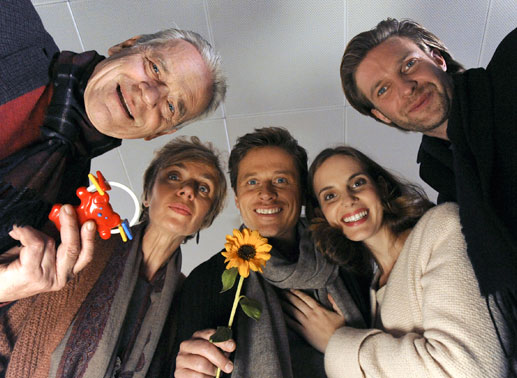 Jenny (Marie Zielcke), Erik (Roman Knizka), Tobias (Hubertus Grimm), Jutta (Anna Stieblich) und Roman (Jürgen Heinrich) bewundern Jennys Baby. Bild: Sender