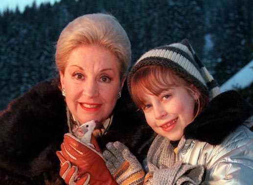 Oma Lilibet (Johanna von Koczian) und die kleine Sissi (Mariella Hahn ) sorgen für Weihnachtstrubel. Bild: Sender