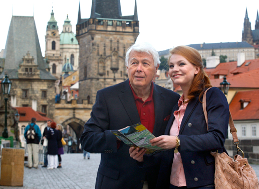Claudius (Peter Weck) und seine Enkelin Sophie (Anna Bertheau) erkunden Prag. Bild: Sender