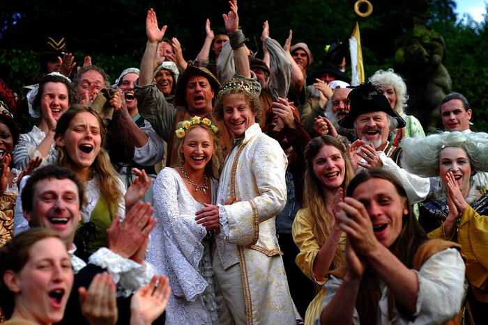 Hochzeit der klugen Bauerntochter (Anna Maria Mühe) und des Königs (Maxim Mehmet). Bild: Sender / MDR / Sandy Rau 