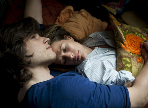Alexander (Sebastian Ströbel, li) und Paula (Alexandra Neldel, re) sind frisch verliebt. Bild: Sender / Martin Valentin Menke