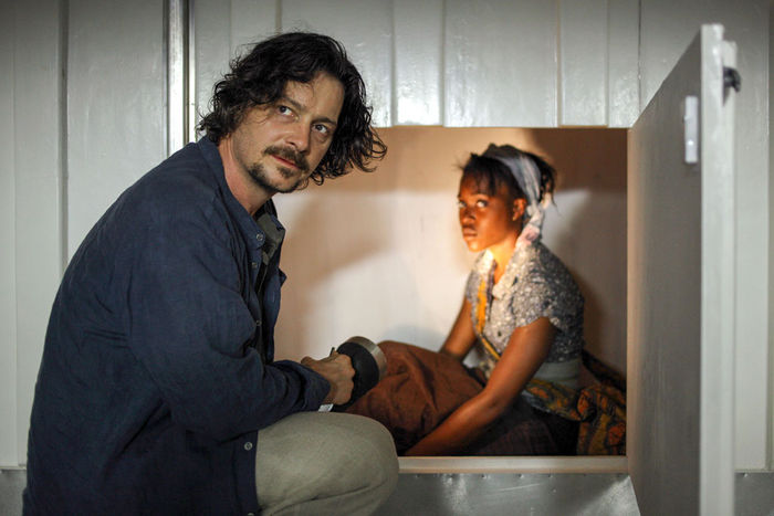 Fritz Karl (Don Pedro), Clare-Hope Ashitey (Jackie). Bild: Sender / Allegro Film / Petro Domenigg
