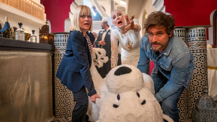 Keine Scheidung ohne Leiche: Julianes (Désirée Nick) Hochzeitsfeier läuft vollkommen aus dem Ruder, als Nina (Henrike Fehrs) und Tom (Tom Beck) versuchen, die Leiche im Eisbärkostüm aus der Location zu schaffen. Bild: Sender / ZDF / Boris Laewen