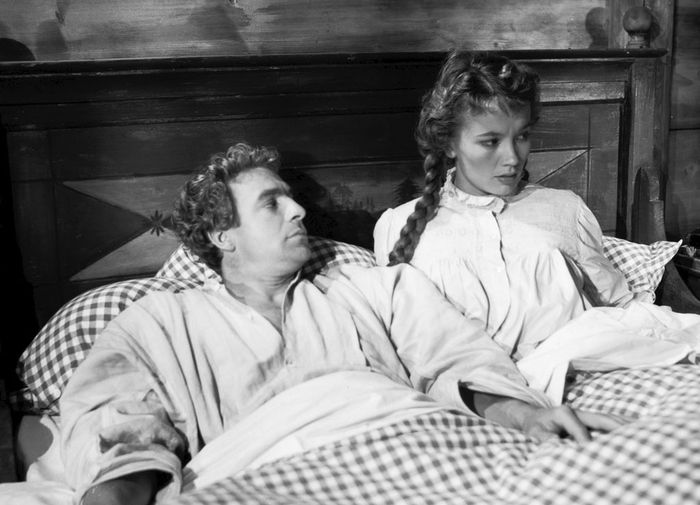 Meinungsverschiedenheiten: Uli (Hannes Schmidhauser) und Vreneli (Liselotte Pulver). Bild: Sender / ZDF / SRF-Atlantic Film SA