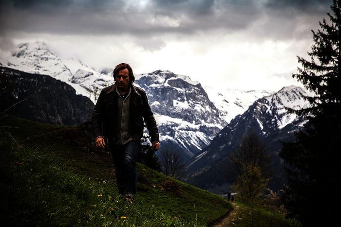Perry (Ewan McGregor) begleitet die von der Mafia bedrohte Familie bis zu einem Safe-House in der Schweiz. Bild: Sender
