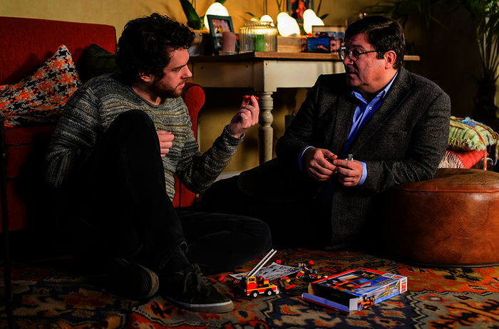 Ein vielversprechender Anfang: Armin (Francis Fulton-Smith) und „Nesthocker“ Hendrik (Florentin Will) spielen Feuerwehr. Bild: Sender / ARD Degeto / Willi Weber