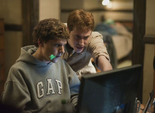 Die beiden Computer-Nerds Mark (Jesse Eiesenberg, l.) und Dustin (Joseph Mazzello, r.) hacken sich in das Uni-Netzwerk ein.
© 2010 Sony Pictures Releasing GmbH