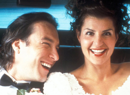 Als Toula (Nia Vardalos, r.) ihrer griechischen Verwandtschaft den sanftmütigen US-Boy Ian (John Corbett, l.) als ihren Freund präsentiert, reagiert diese völlig hysterisch. Doch schon bald kann der liebenswerte Amerikaner die Herzen der konservativen Griechen für sich gewinnen ... Bild: Sender / 20th Century Fox of Germany