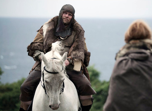 Reiter Gautar (Oliver Jaksch) verweigert Sigrun die Landnahme auf Eisland. Bild: Sender