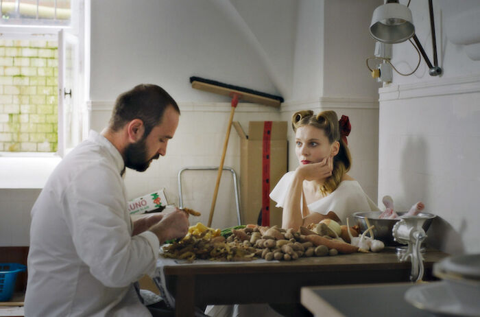 Blutsauger: Die blutsaugende Fabrik-Erbin Octavia (Lilith Stangenberg) und der ehemalige Schauspieler Ljowuschka (Alexandre Koberidze) haben unterschiedliche Gründe, warum sie so viel Zeit miteinander verbringen … Bild: Sender / Faktura Film