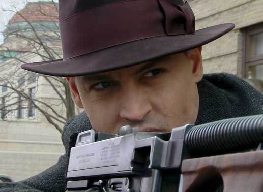 Bis an die Zähne bewaffnet, überfällt John Dillinger (Johnny Depp) Banken in ganz Amerika. Bild: Sender