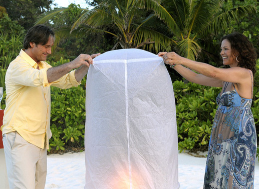 Zum Zeichen ihrer Zuneigung lassen Alexander (Helmut Zierl) und Sandra (Angela Roy) einen Feuerballon steigen. Bild: Sender