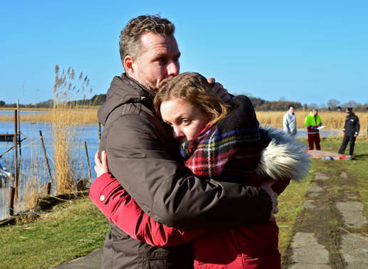 Heiner (Dirk Borchardt) und Anke Krenzlin (Mathilde Bundschuh) trauern um den verstorbenen Sohn und Bruder Thomas. Bild: Sender