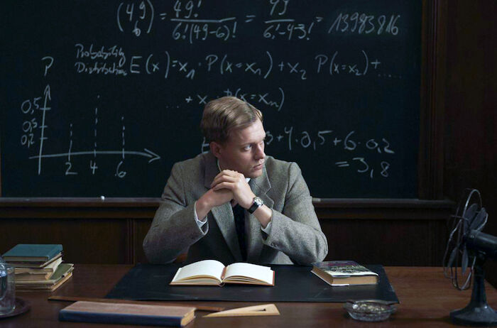 Oppenheimers Rechengenie - Abenteuer eines Mathematikers: Stan Ulam (Philippe Tłokiński) erlebt als Mathematiker weltbewegende Abenteuer. Bild: Sender / Indie Sales