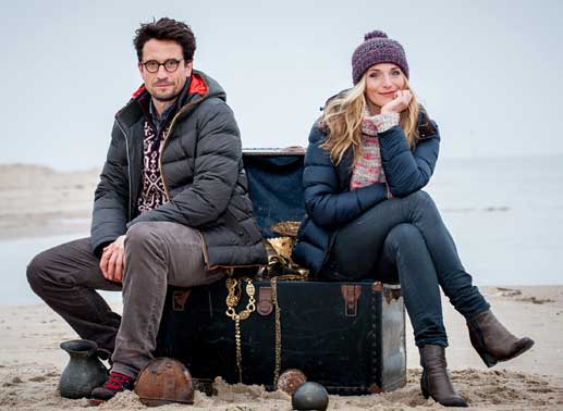 Katharina Reiff (Tanja Wedhorn) und der Berliner Archäologe Jens Jeschen (Oliver Mommsen) mit dem Schatz des Wikingerfürsten Godefrid. Bild: Sender /Gordon Muehle