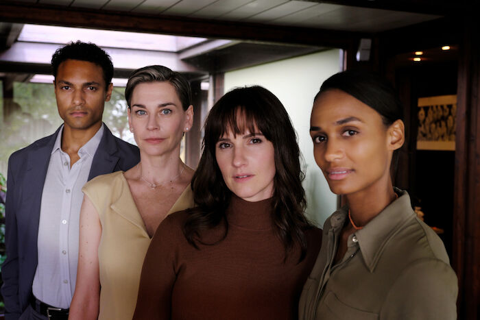 Concordia: Noah Ericksen (Steven Sowah), Juliane Ericksen (Christiane Paul), Thea Ryan (Ruth Bradley) und Isabelle Larsson (Nanna Blondell); Sie m&uuml;ssen herausfinden, wie es in Concordia zu einem Mord kommen konnte. Bild: Sender / ZDF / Fabio Lovino / Intaglio Films GmbH