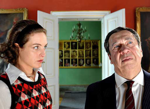 Annemarie Fenzl (Katharina Lorenz) empf&auml;ngt Bruno Kreisky (Peter Lerchbaumer) vor der Unterredung mit Kardinal K&ouml;nig (Erzbisch&ouml;fliches Palais, Wien, 1967). Bild: Sender