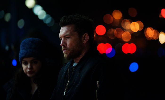 Profikiller Stephen Lucas (Sam Worthington) und Ella Hatto (Odeya Rush) befinden sich in großer Gefahr. Bild: Sender