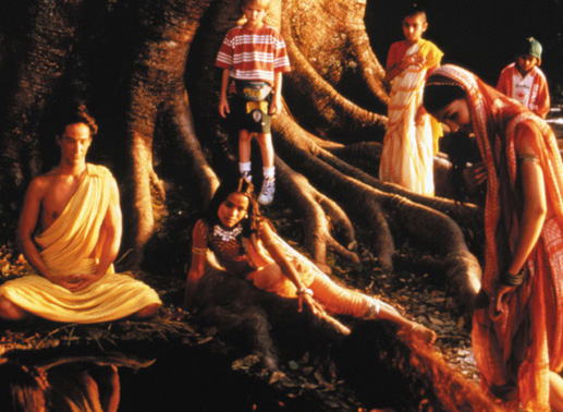 In einer Vision erscheint den drei Kindern (Alex Wiesendanger, Raju Lal und Greishma Makar Singh) der heilige Siddhartha (Keanu Reeves, li.). Bild: Sender / TF1 International
