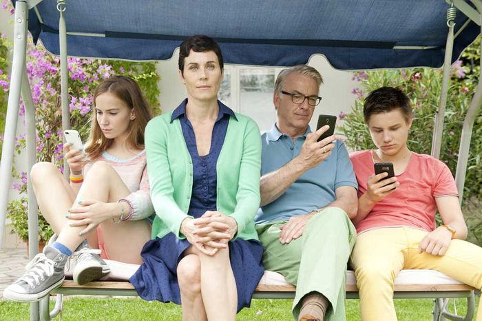 Kein ganz normaler Smartphone-Nachmittag f&uuml;r Heike Grotthoff (Nina Kunzendorf), Marie (Tara Fischer), Klaus (Christoph M. Ohrt) und Benny (Ludwig Skuras). Bild: Sender
