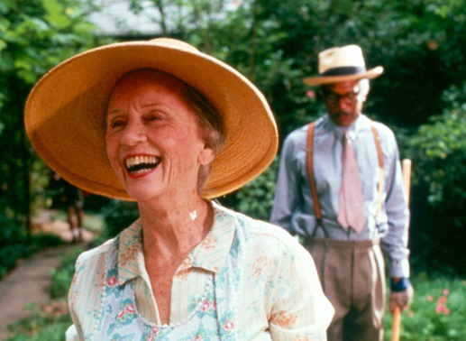 Nachdem die reiche S&uuml;dstaaten-Lady Miss Daisy (Jessica Tandy) ihren schwarzen Chauffeur Hoke (Morgan Freeman) anf&auml;nglich ignoriert hat, entspinnt sich zwischen den so unterschiedlichen Menschen eine ungew&ouml;hnliche Freundschaft. Bild: Sender

