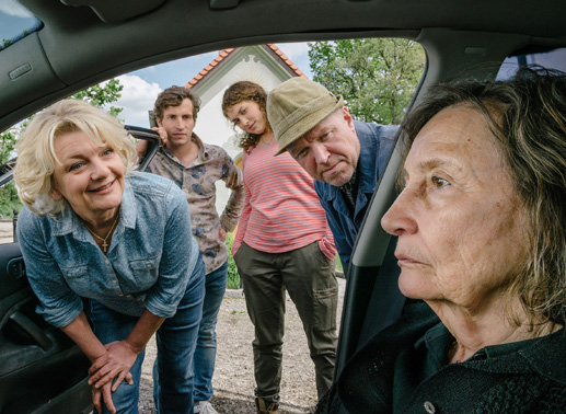 Johanna (Saskia Vester, li.), Heinz (Heinz-Josef Braun, 2. v. re.), Caroline (Fanny Krausz, hinten re.) und Christoph (Franz-Xaver Brückner, hinten li.) heißen die vermeintlich demente Erni (Gertrud Roll) willkommen. Bild: ARD Degeto/Jacqueline Krause-Burberg, 