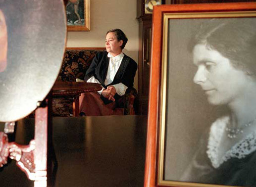 Thomas Mann hat im Schweizer Exil seine aus München nachgeholten "Sächlein" wieder auf dem Schreibtisch geordnet, ohne die er nicht schreiben kann. Neben dem Originalfoto von Katia Mann im Hintergrund Monica Bleibtreu als Katia Mann, die treue Lebensgefährtin und Mutter seiner sechs Kinder. Bild: Sender