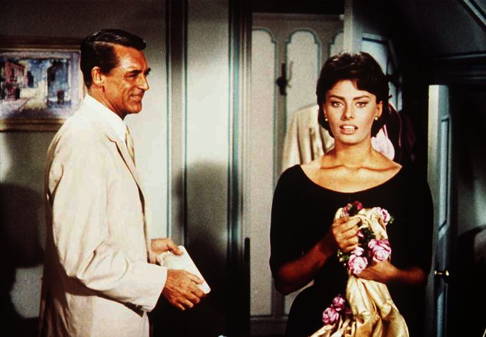 Cinzia (Sophia Loren) kann sich nicht so recht über das neue Kleid freuen, dass Toms (Cary Grant) Schwägerin für sie ausgesucht hat. Bild: Sender