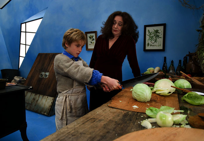 Fee Kräuterweis (Mechthild Großmann) lehrt Jakob (Justus Kammerer), den sie in ihrem Haus gefangen hält, das Kochen. Bild: Sender/ Hans-Peter Pfeil