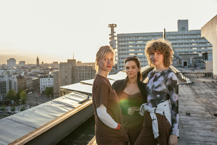 Push: Anna (Anna Schudt), Nalan (Mariam Hage), Greta (Lydia Lehmann). Bild: Sender /  ZDF und Richard Kranzin, Bantrybay / [M] Marke und Design. 