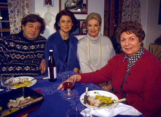 Weihnachten mit der lieben Familie: Erwin Steinhauer (Joe), Mona Seefried (Luiserl), Johanna von Koczian (Lilibet), Inge Konradi (Omama). Bild: Sender
