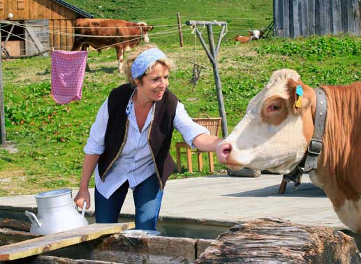 Während sie mit den Dorfbewohnern nur wenig Kontakt hat, sind die Kühe von Ariane Ostler (Michaela May) ihre besten Freunde. Bild: Sender