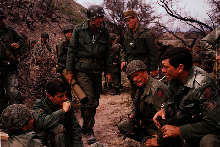 Lt. Col. Robert T. Frederick (William Holden) baut eine knallharte Elite-Einheit auf zu der auch Strafgefangene geh&ouml;ren. Nach hartem Drill kommen die Soldaten in Italien zum Einsatz. Dort sollen sie eine Bergfestung zerst&ouml;ren. Bild: Sender / LEONINE