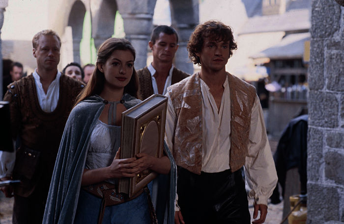 Ella (Anne Hathaway) und Prinz Charmont (Hugh Dancy). Bild: TVNOW / © 2004 Miramax