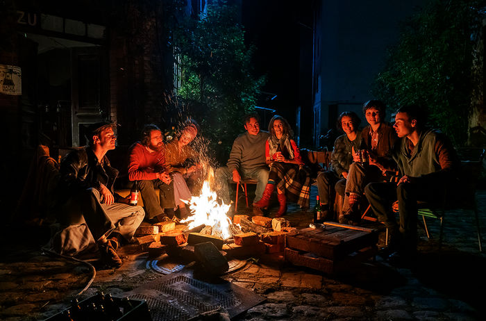 Daks (Timur Bartels), Solveig (Marlene Tanczik), Karsten (Maximilian Klas), Stefan (Ferdinand Lehmann), Franka (Janina Fautz), Geliebte von Astrid (Chiara Menschel), Astrid (Anabel Möbius), Tanker (Andreas Warmbrunn). Bild: Sender/  MDR / UFA Fiction / Steffen Junghans