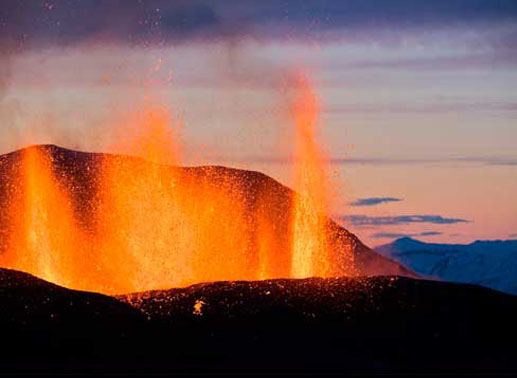 Der beeindruckende „Rote Eruption“ des Eyjafjällajökull im März 2010 überrascht selbst die vulkanerfahrenen Isländer. Etwa alle fünf Jahre bricht auf der Insel ein Vulkan aus. Bild: Sender