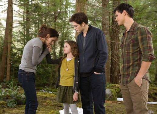 Bella (Kristen Stewart) ,Edward (Robert Pattinson), Jacob Black (Taylor Lautner) und Renesmee (Mackenzie Foy). Bild: Sender/Concorde